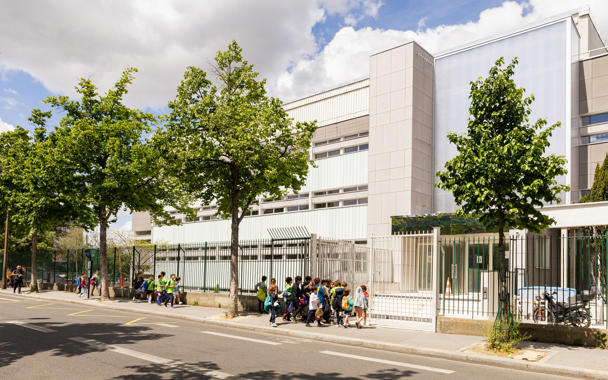 Des enfants entrent au centre sportif des Poissonniers