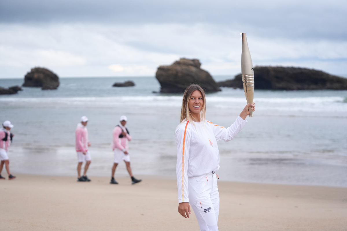 Vague d'émotions hier avec le passage de la flamme sur la Grande plage de Biarritz, berceau du surf en Europe, portée par Zoé Grospiron,  finaliste des derniers Mondiaux de longboard.