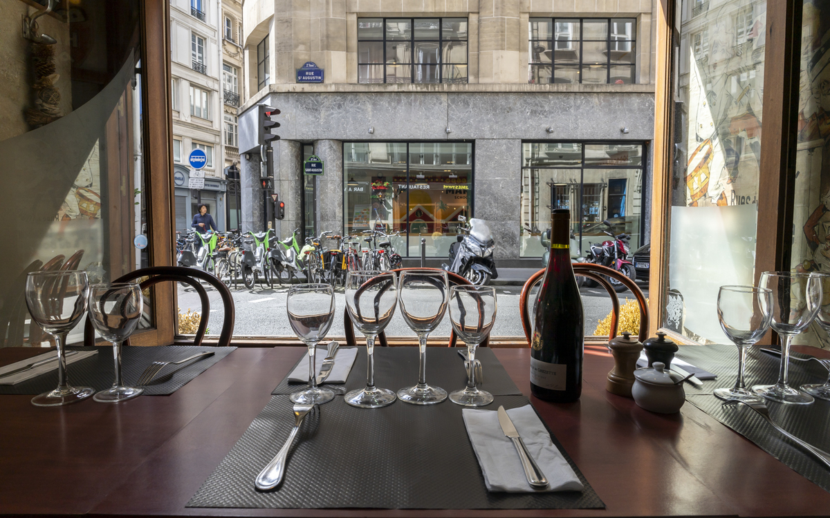 Intérieur du bistrot le Mesturet, dans le quartier de la Bourse