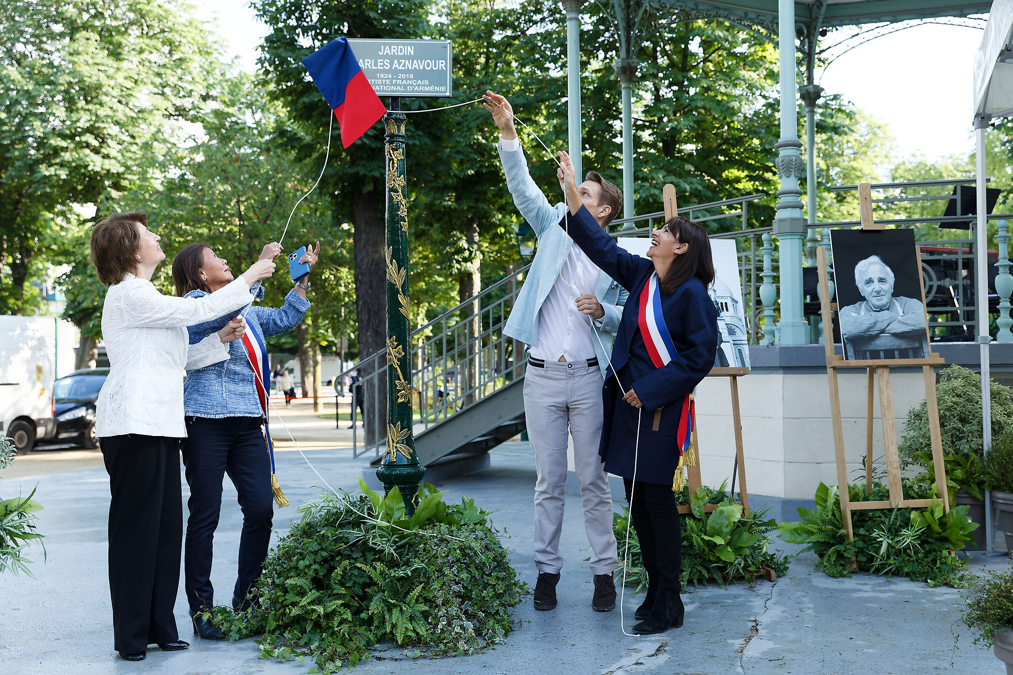 Inauguration du Jardin Charles Aznavour (8e)