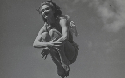 Léa Sasson, épouse du photographe, prise en photo dans un mouvement de saut 
