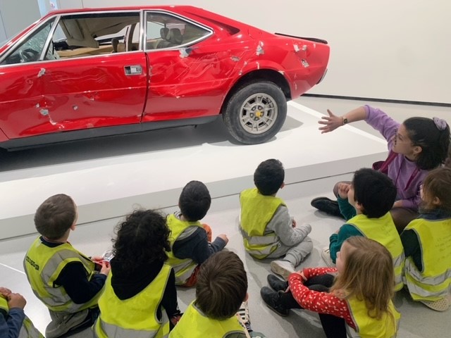 Les tout-petits visitent la collection Pinault