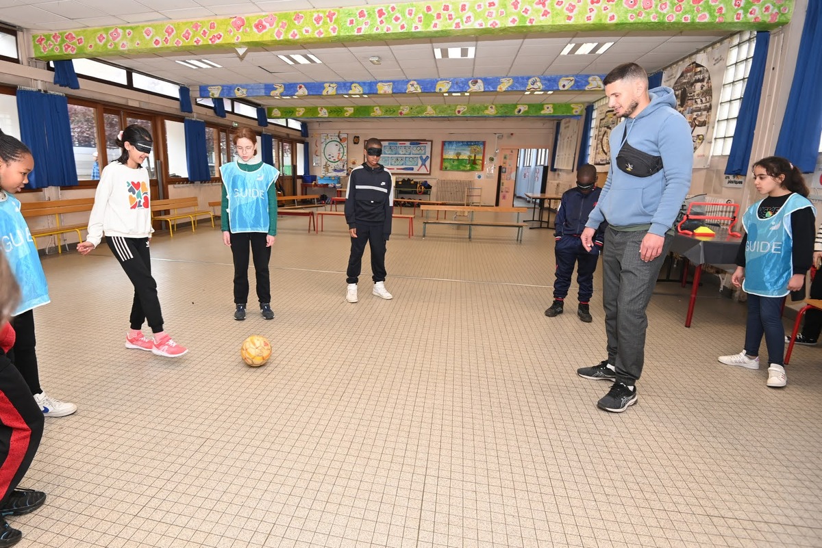 Des jeunes jouent au cécifoot dans une salle