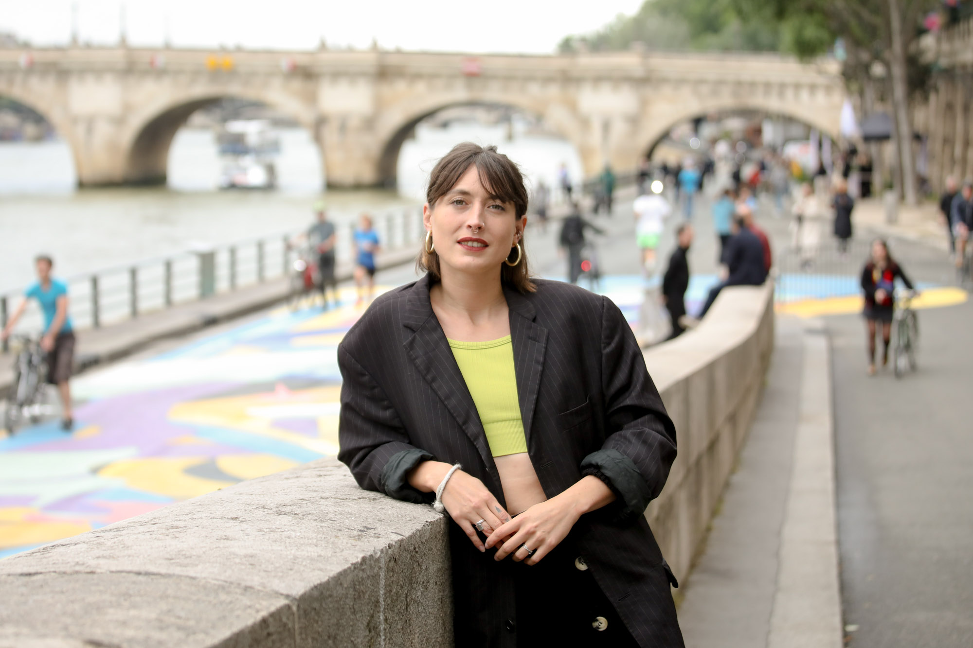 Audrey Laurençon pose la fresque Asics qu'elle a créée sur le quai de Seine. 