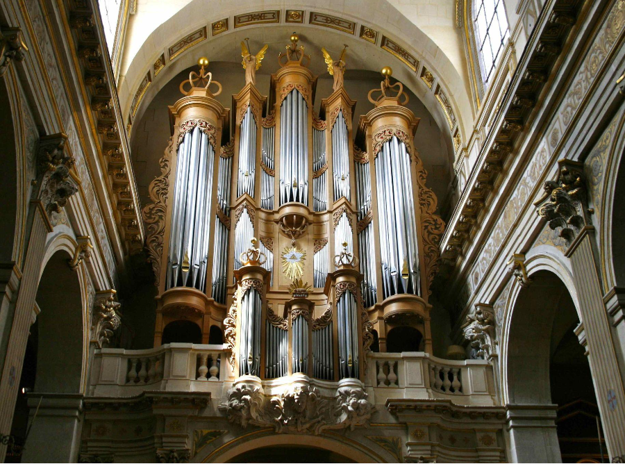 image de l'intérieur de la cathédrale Notre Dame 
