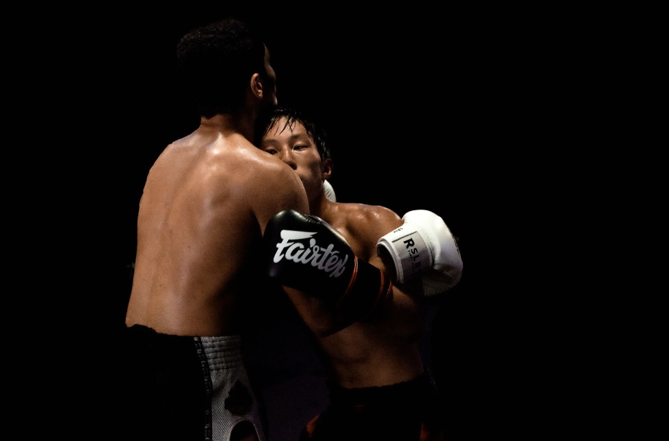 image de deux personnes lors d'un combat de boxe 