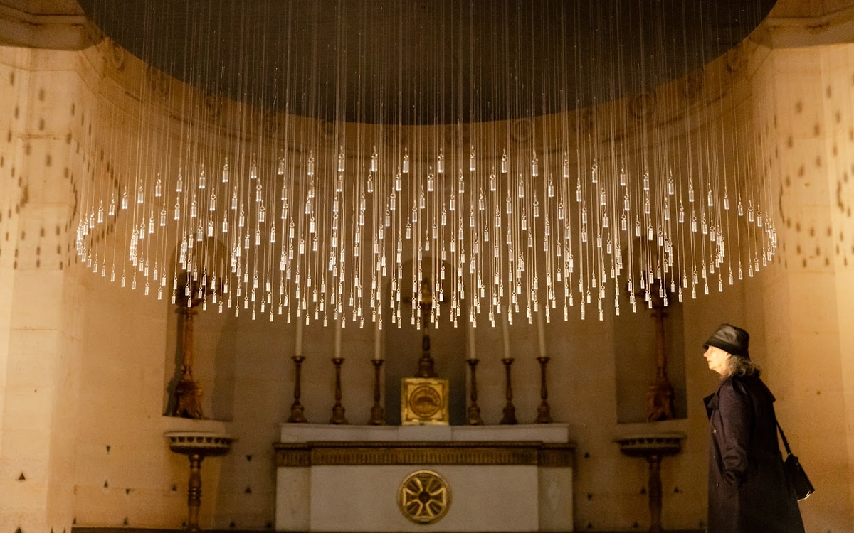Une femme passe devant la performance "Inconsolatas (les mémoires invisibles)" de Nathalie Joffre - Chapelle Expiatoire (8e)