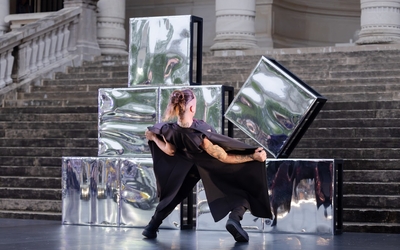 Les jupes de Soraya Thomas - Square du Palais Galliera. Un homme danse devant une installation de miroirs. Nuit Blanche 2024