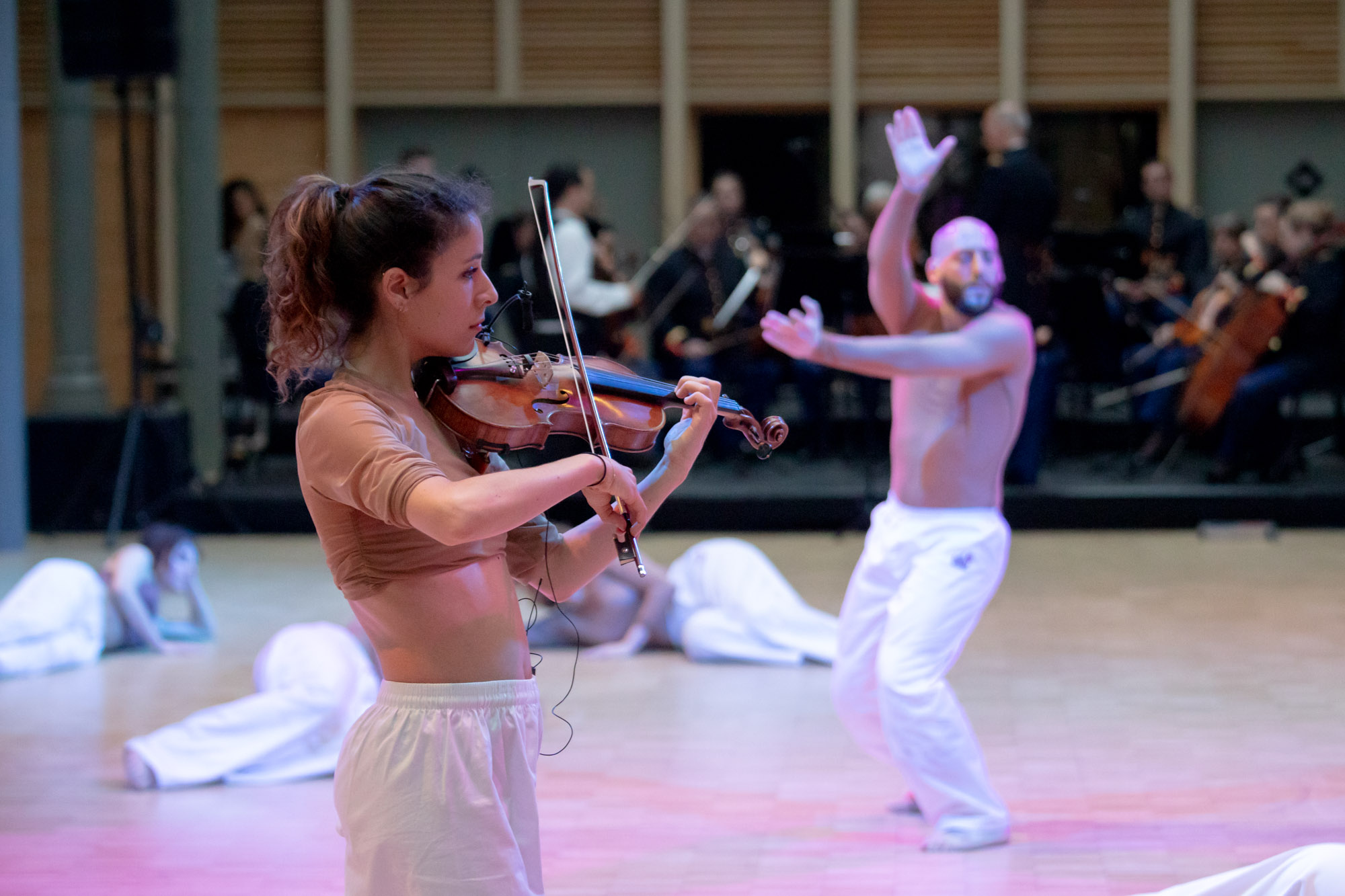 "Saint-George en Mouvement(s) - Chevalier virtuose", de Romuald Grimbert-Barré &amp; Johana Malédon, Carreau du Temple, musicienne joue du violon avec un danseur à côté d'elle