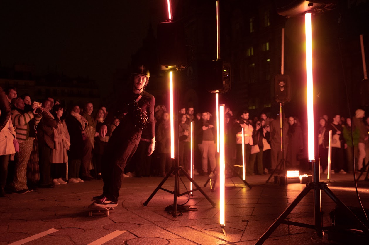 "Wélélé !!!" de Kenny Dunkan, skateur déambule sur le parvis de l'Hôtel de Ville