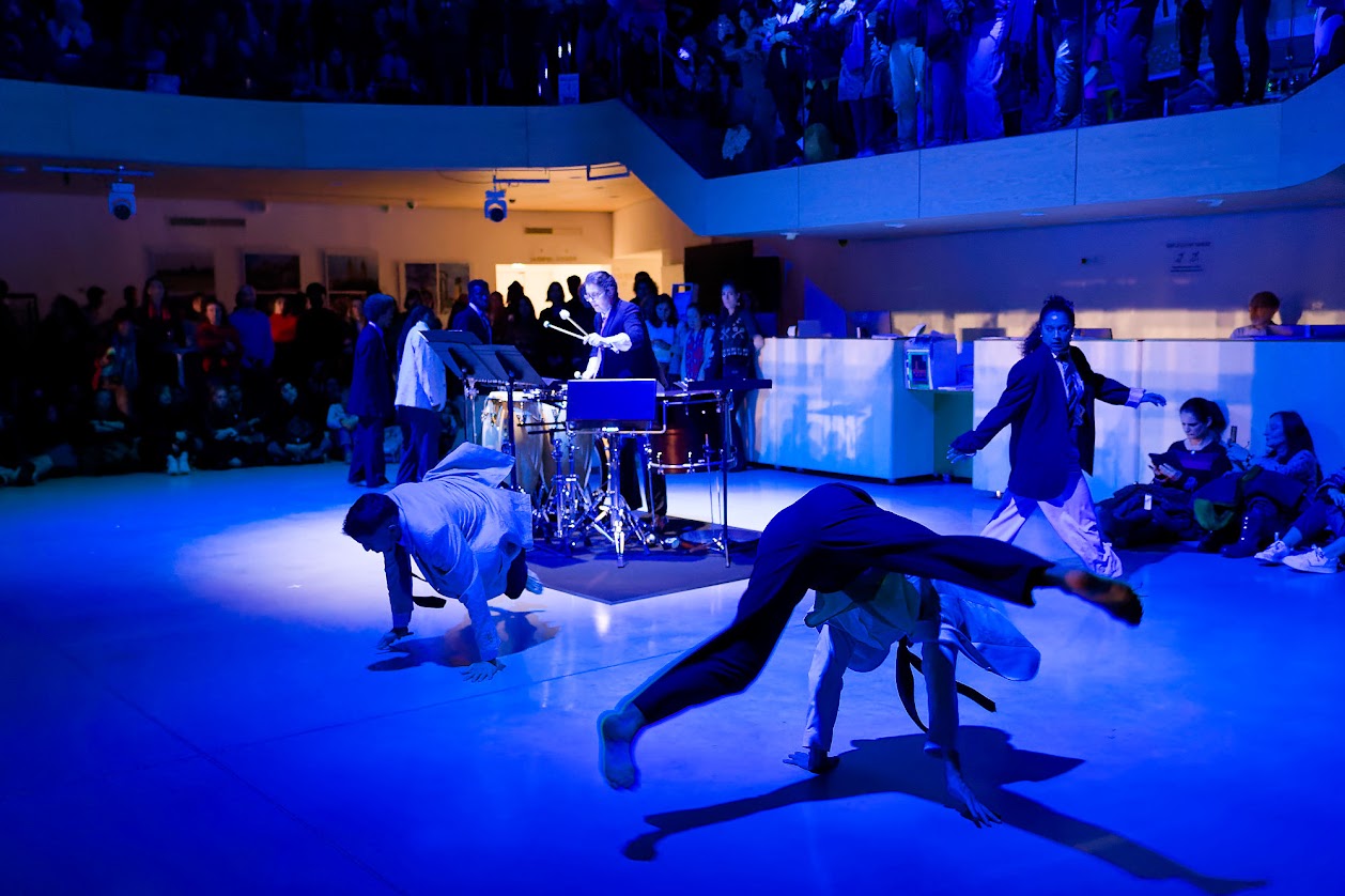 Jean-François Boclé et Julien Boclé avec Thierry Pécou / I CAN(T) BREATHE, 2024. Théâtre de la Ville - Sarah Bernhardt. Danseurs dans une lumière bleue.