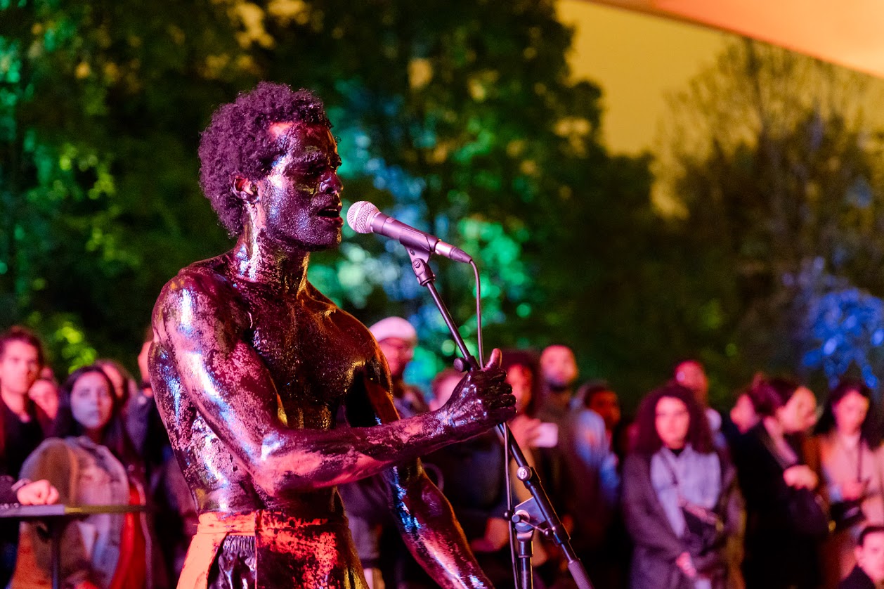 L'antre-deux de Ronald Cyrille - Jardins du musée du quai Branly, performance d'un chanteur.