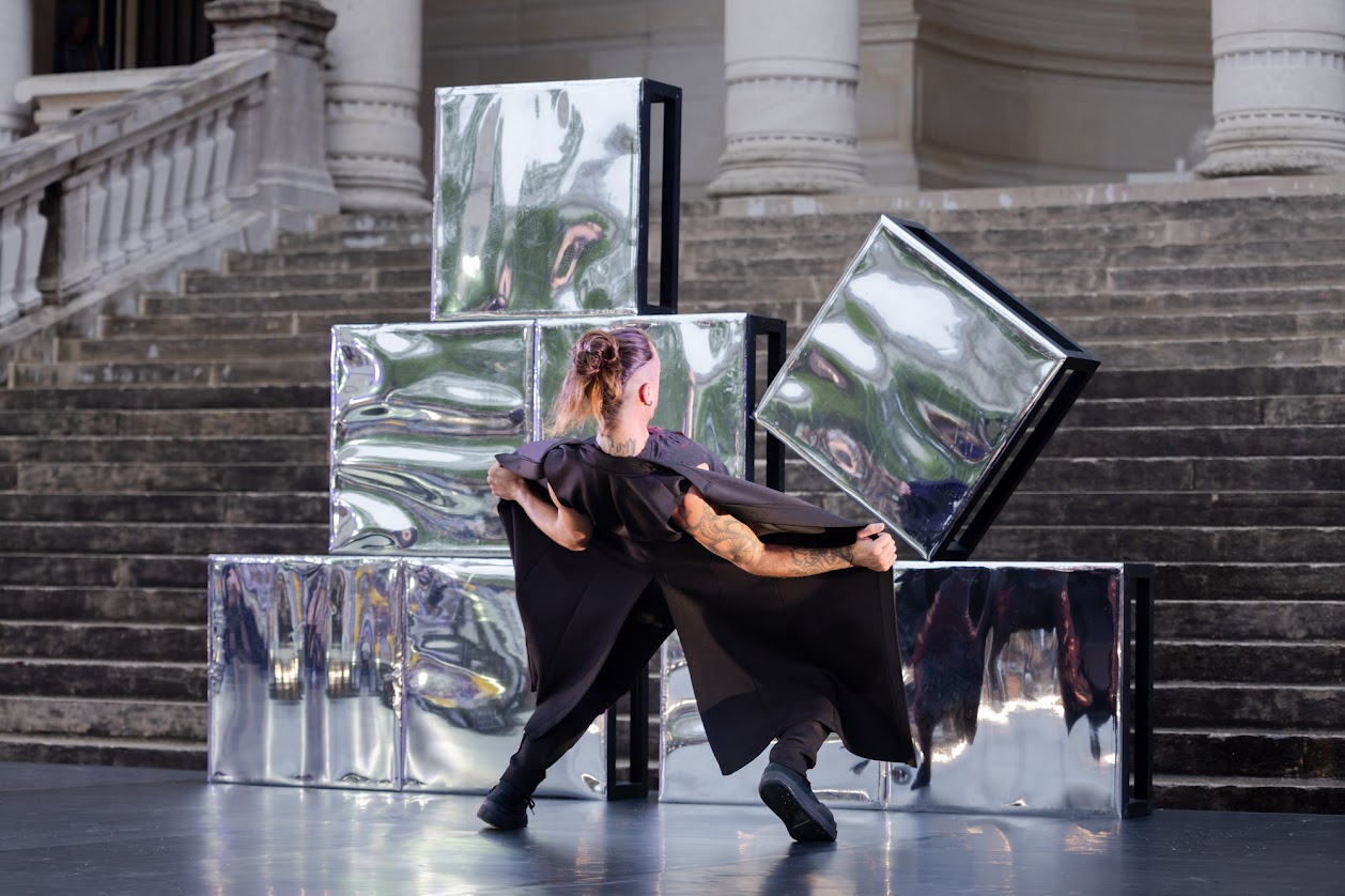 Les jupes de Soraya Thomas - Square du Palais Galliera. Un homme danse devant une installation de miroirs. Nuit Blanche 2024