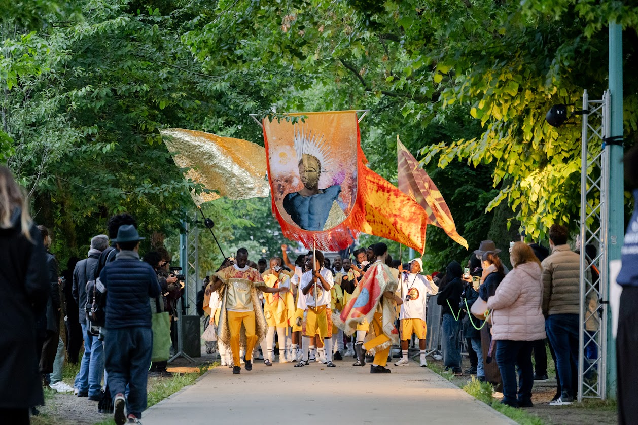  Déboulé Céleste de Raphaël Barontini - défilé sur l'Ile aux Cygnes, Nuit Blanche 2024.