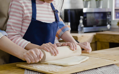 Un adulte et un enfant apprennent à faire du pain
