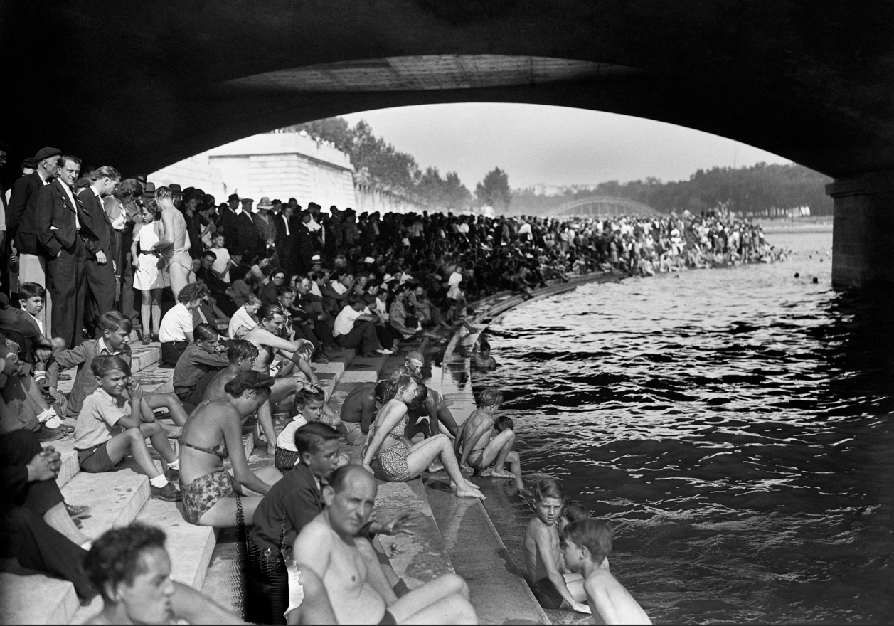 Des Parisiens font trempette dans la Seine (photo en noir et blanc)