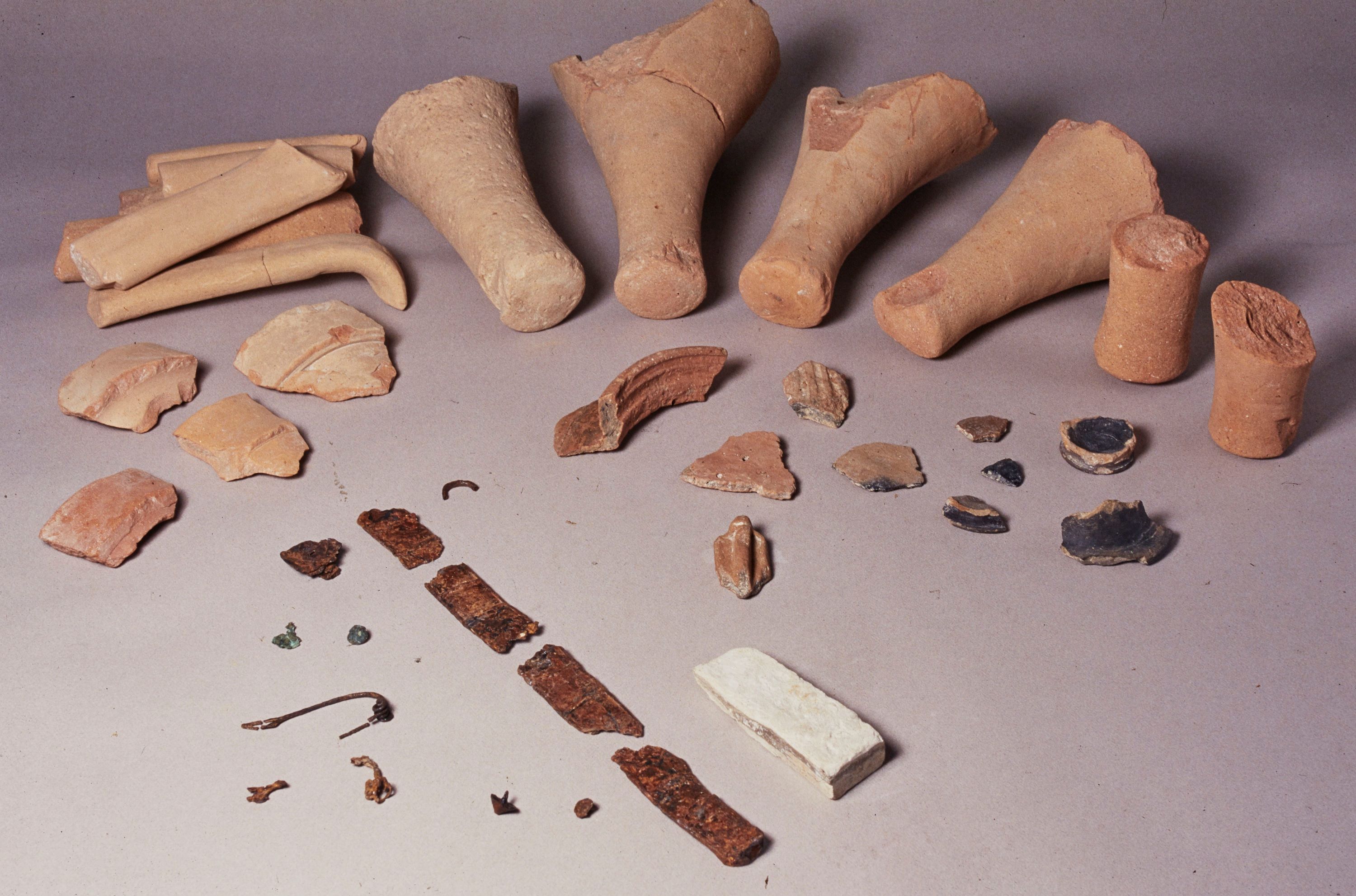 Tessons d'amphores et objets métalliques découverts dans la sépulture. 