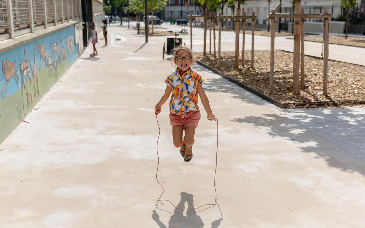 Une enfant jouant à la corde à sauter