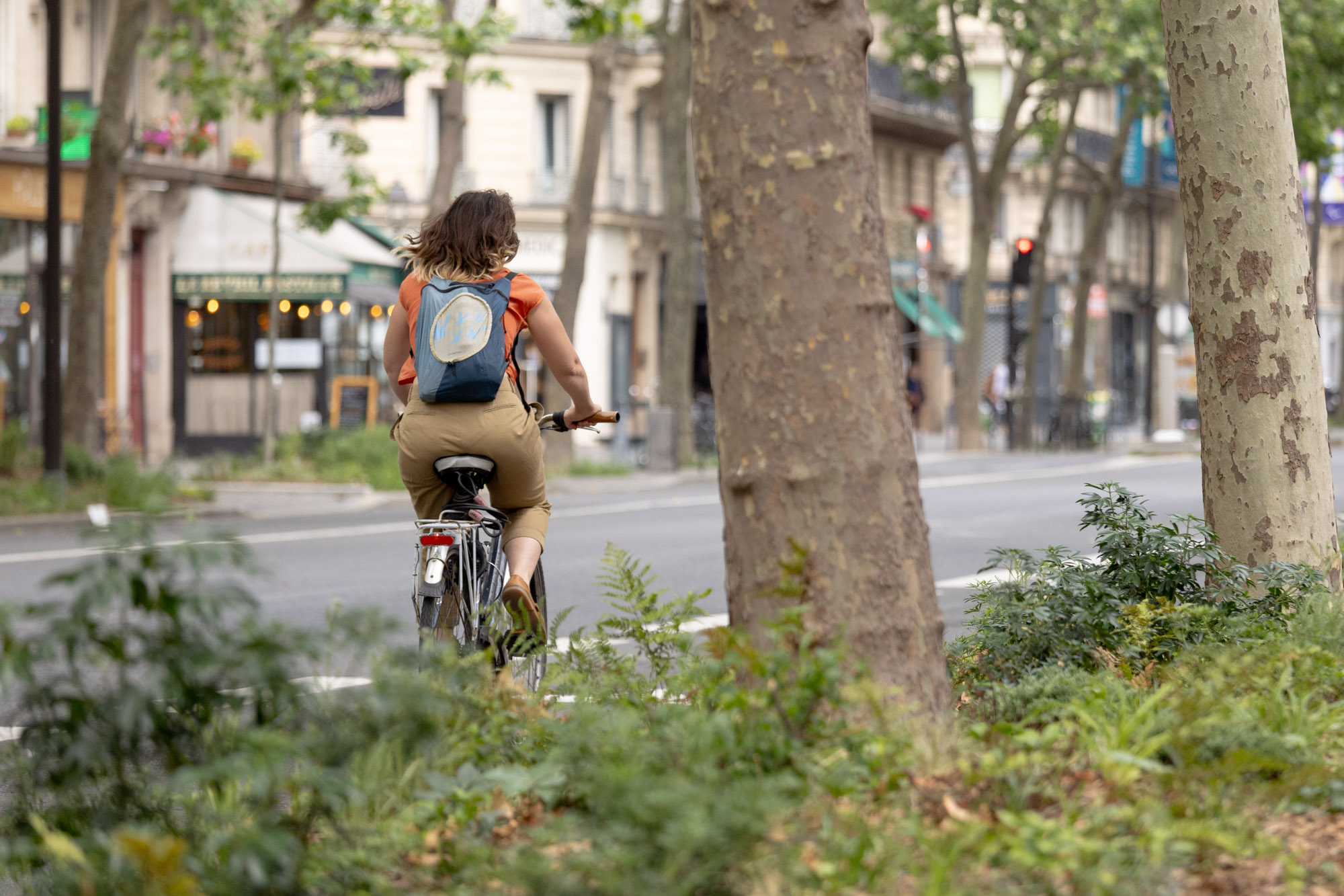 Une cycliste sur la piste cyclable du boulevard Henri IV.
