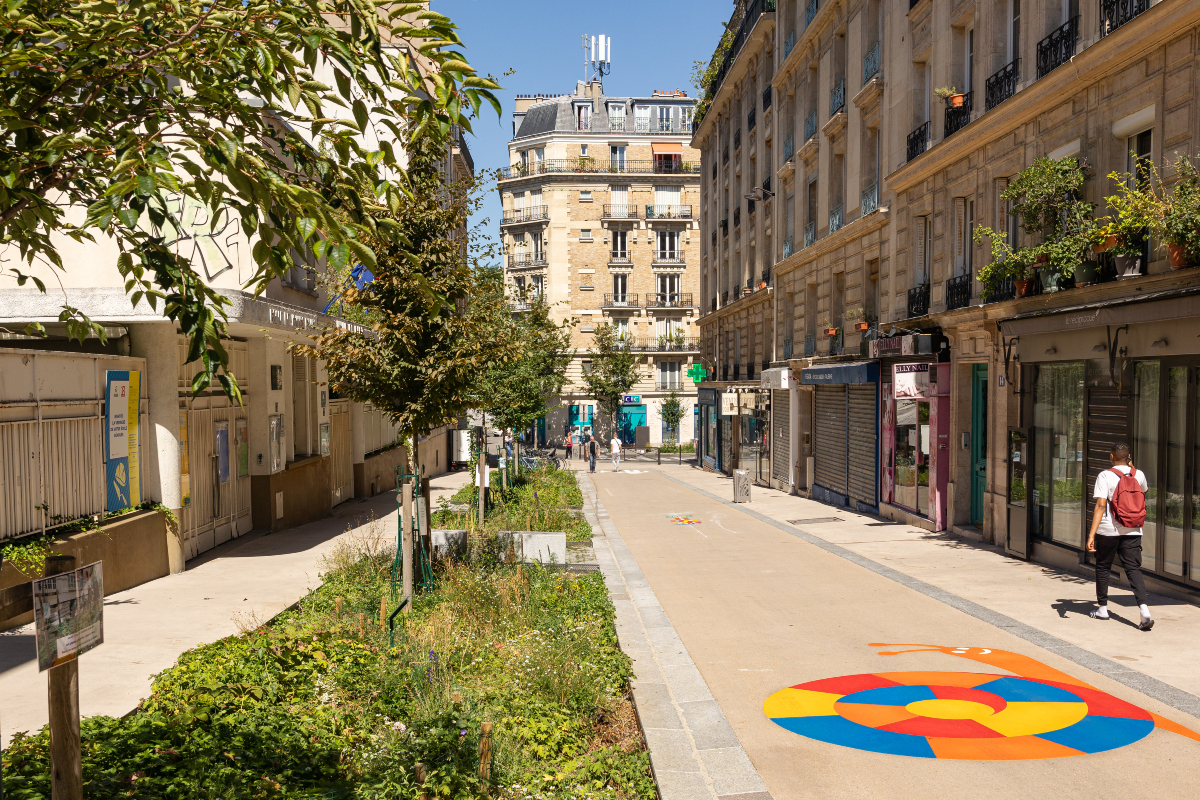 Enfant jouant dans la rue aux écoles, rue Ferdinand Flocon (18e).