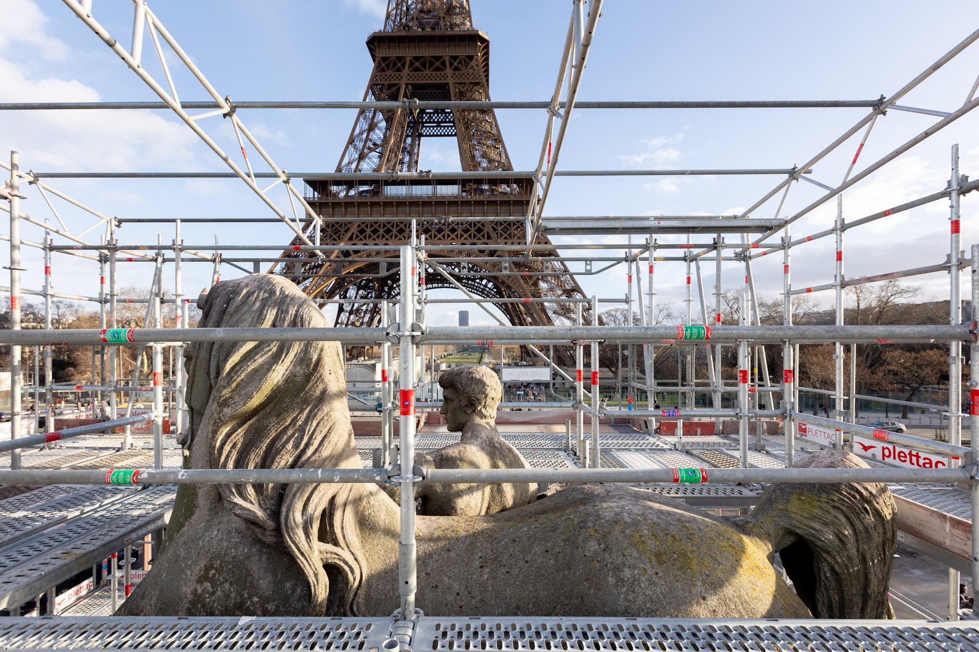 Les échafaudages sur les statues du pont d'Iéna