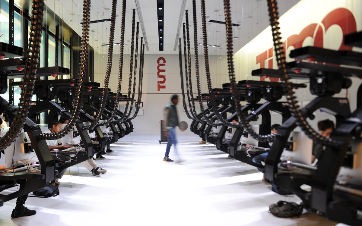 Visuel de l'école TUMO Paris, dans la salle des "Tumobiles", des sièges d'apprentissage au design futuriste.
