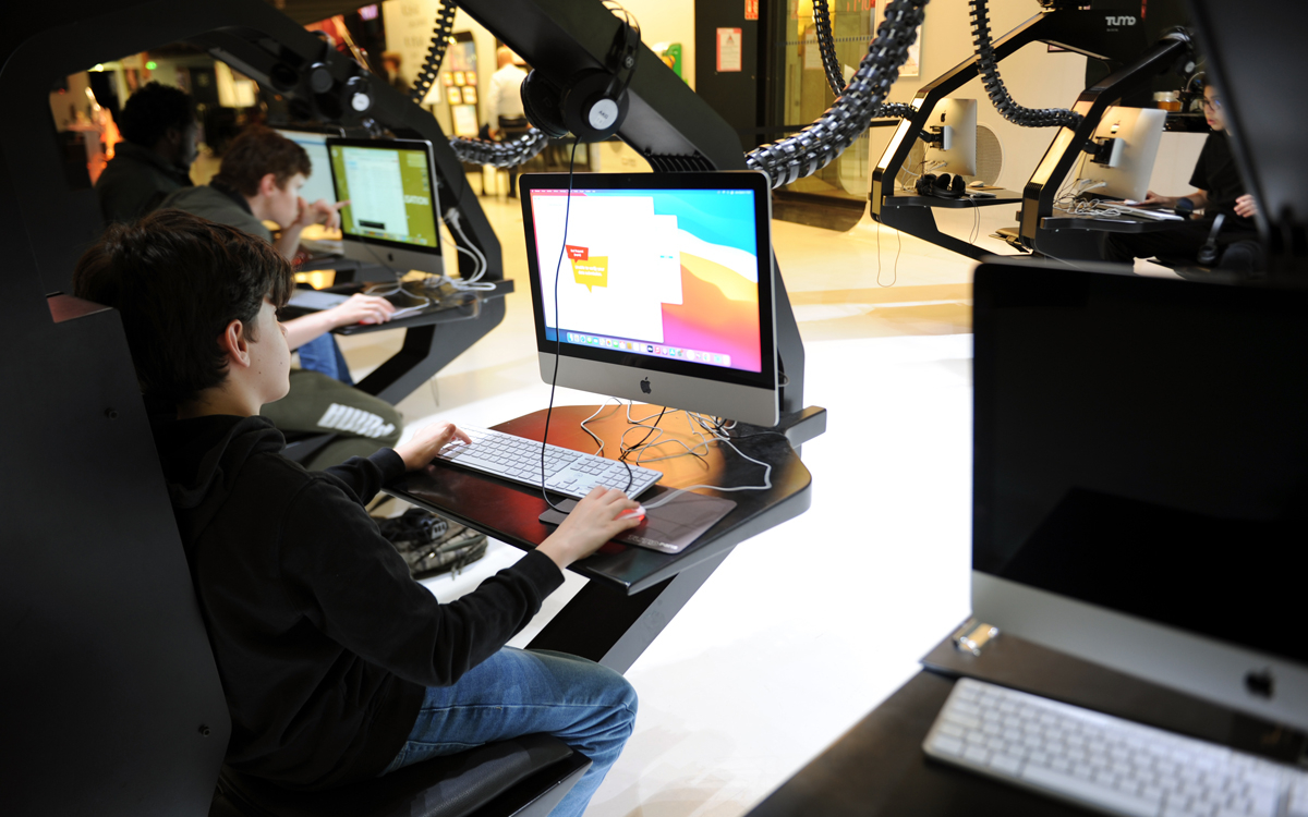 Visuel de l'école TUMO Paris, dans la salle des "Tumobiles", des sièges d'apprentissage au design futuriste.