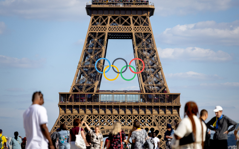 La tour Eiffel se pare des anneaux olympiques. 
