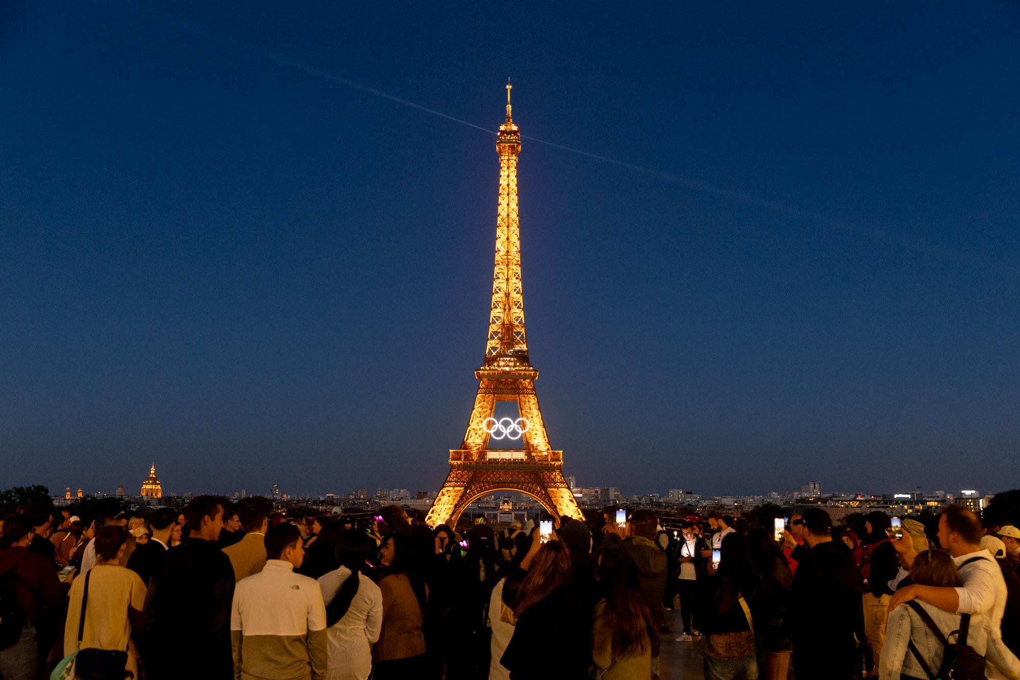 Olympic rings displayed on Eiffel Tower - Ville de Paris