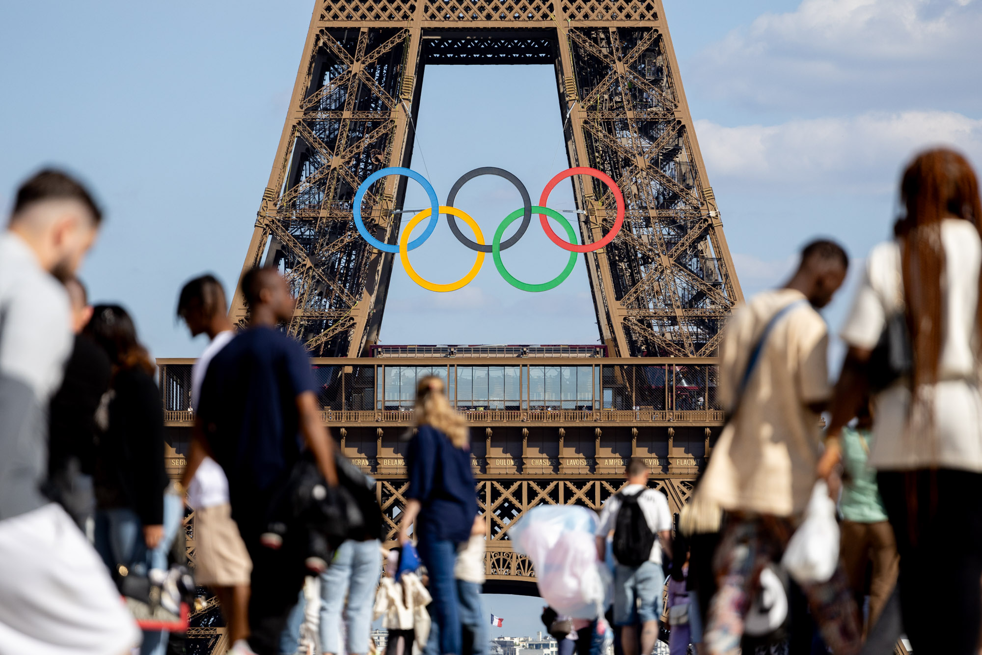 Agitos Installed On The Arc De Triomphe! - Ville De Paris