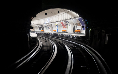 Prise de vue depuis la cabine du conducteur du métro arrivant à la station Pyrénées.