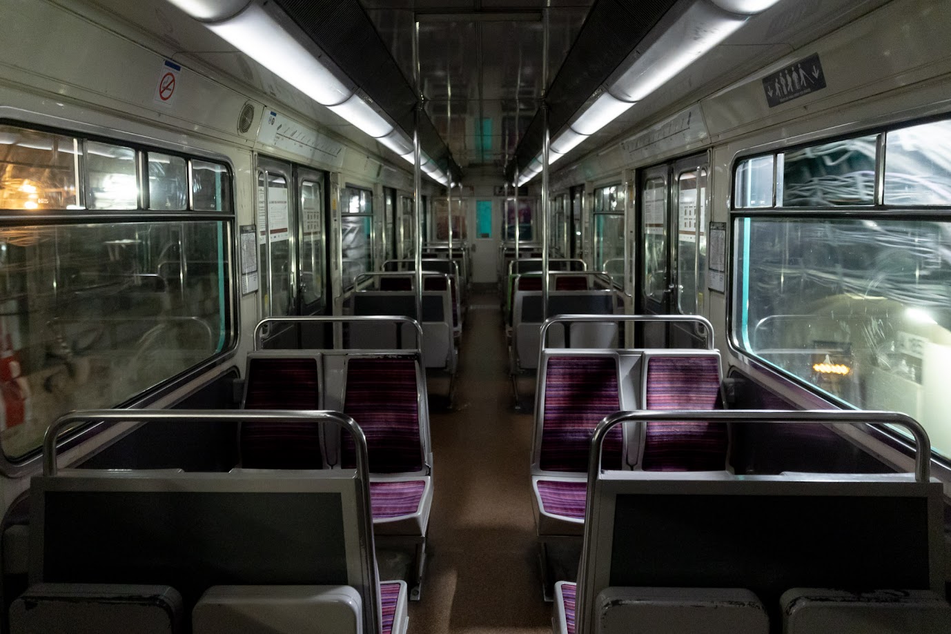 L'intérieur d'une rame de l'ancienne ligne 11 dans l'obscurité.