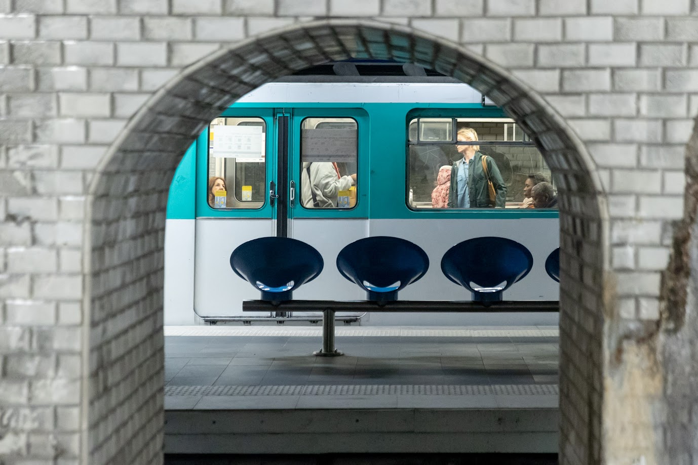 Ancienne rame de la ligne 11 vue à travers une arche.