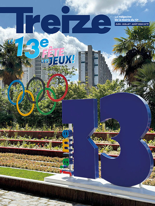 Première de couverture du journal municipal avec une photo du logo de la Mairie du 13e et des anneaux olympiques sur le parvis de la Mairie.
