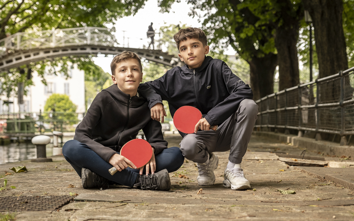 Grégoire et Tom Durin Valois, posant au bord du Canal Saint Martin
