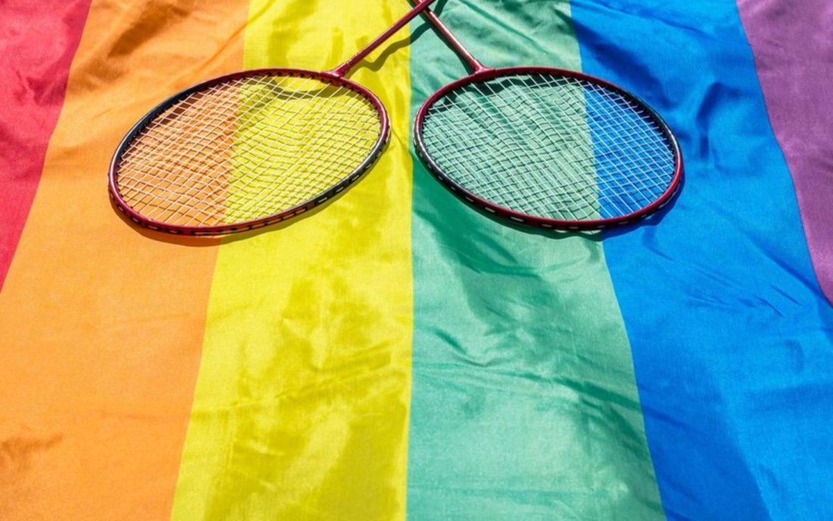 On y voit deux raquettes de badminton sur le rainbow flag