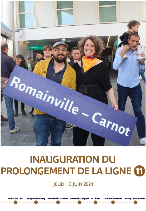 Deux habitants de Romainville fêtent le prolongement de la ligne 11 lors de l'inauguration de la station de métro Romainville - Carnot.
