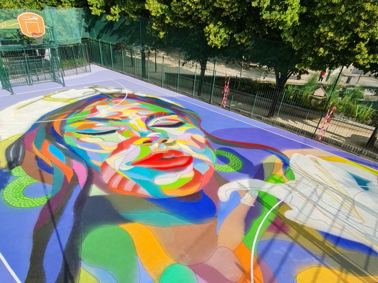 Visuel de la fresque sur le terrain de handball du square Reuilly (12e) avec une figure féminine 