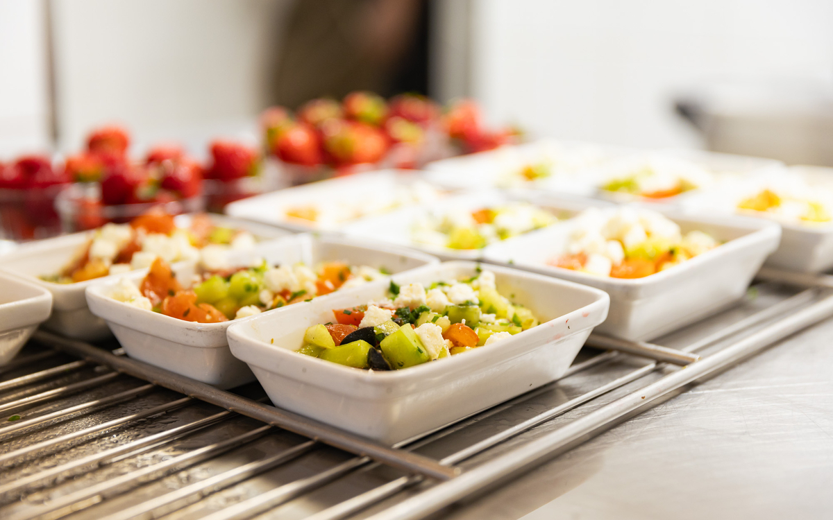 Déjeuner dans une cantine dans le cadre du Festival du Mieux Manger en présence de la cheffe Bérangère Fagart, dans le Collège Beaumarchais
