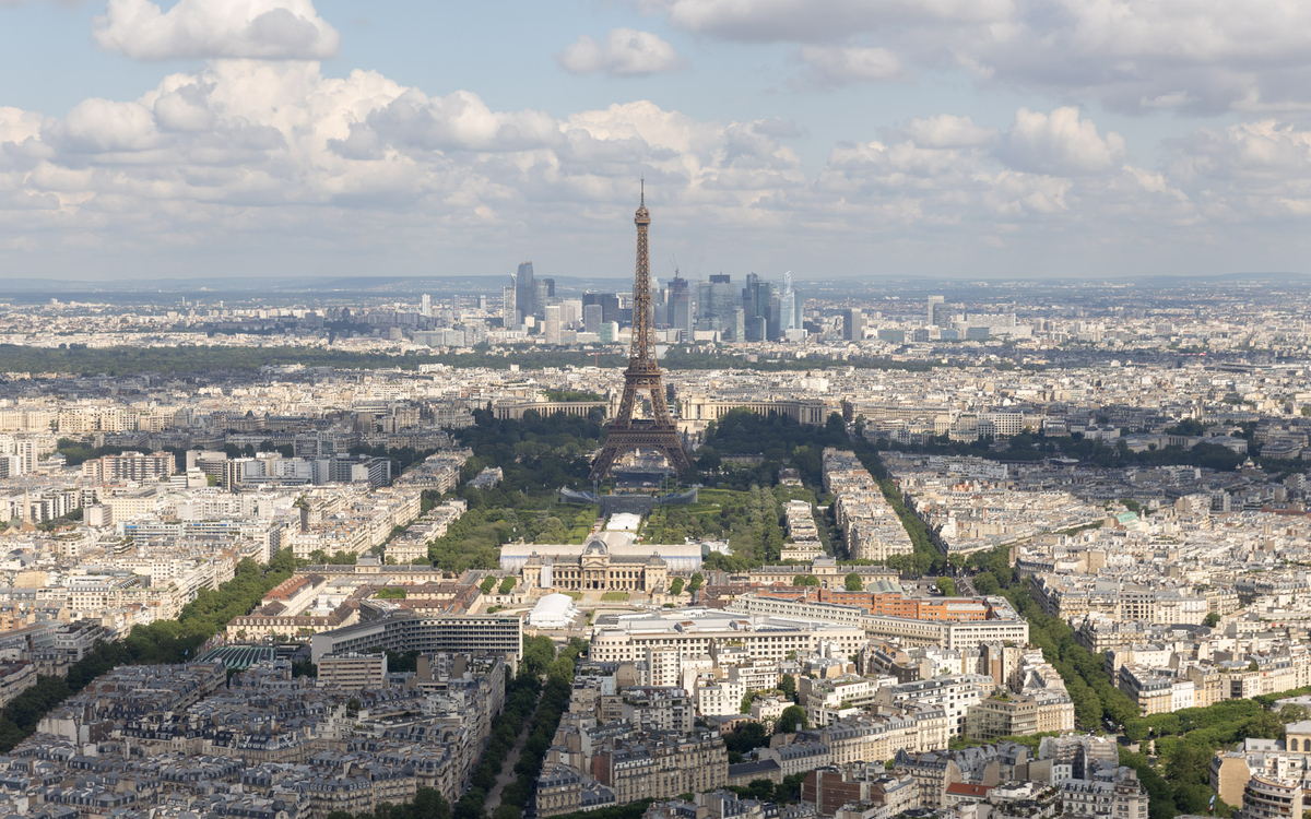 Vue semi-aérienne sur la Tour Eiffel. 