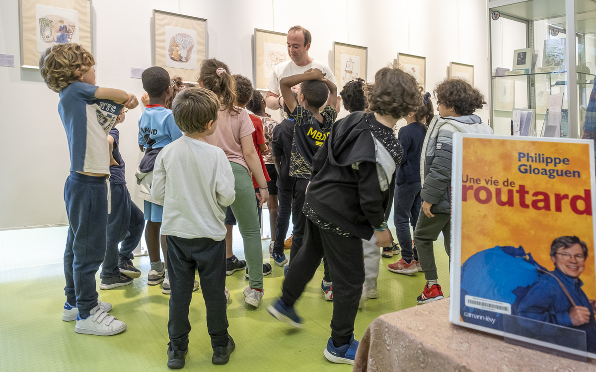 Enfants regardant l'exposition Miss Charity