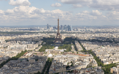 Vue semi-aérienne sur la Tour Eiffel. 