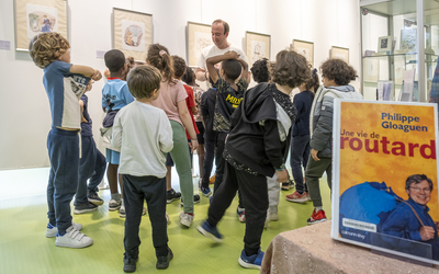 Enfants regardant l'exposition Miss Charity