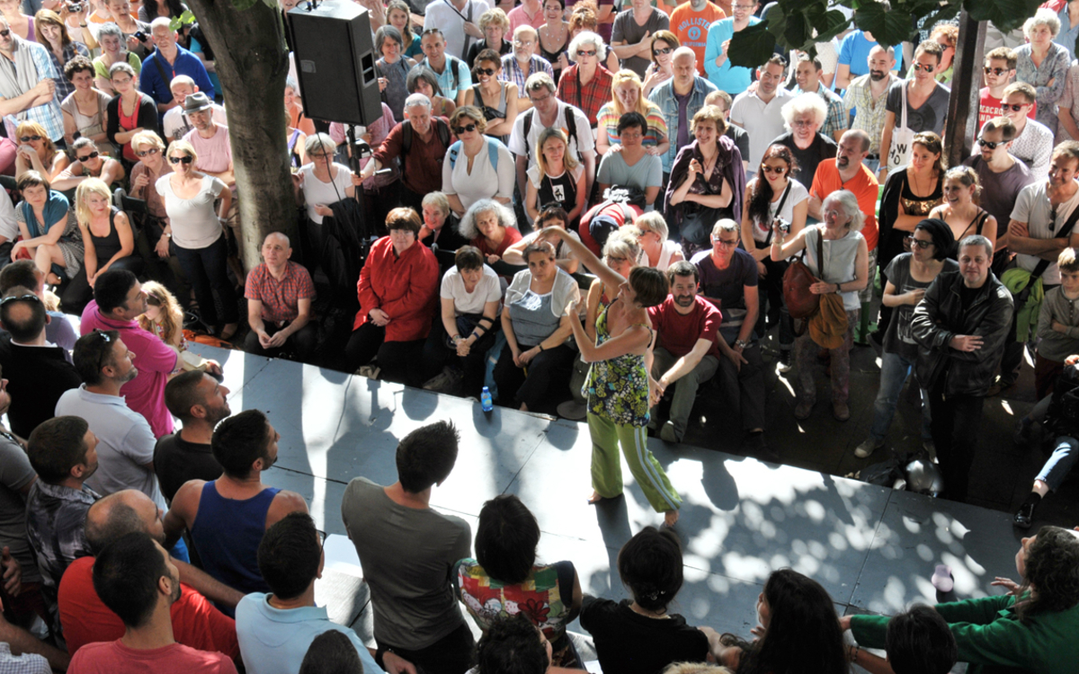 Femme qui danse dans la foule le long du canal saint martin