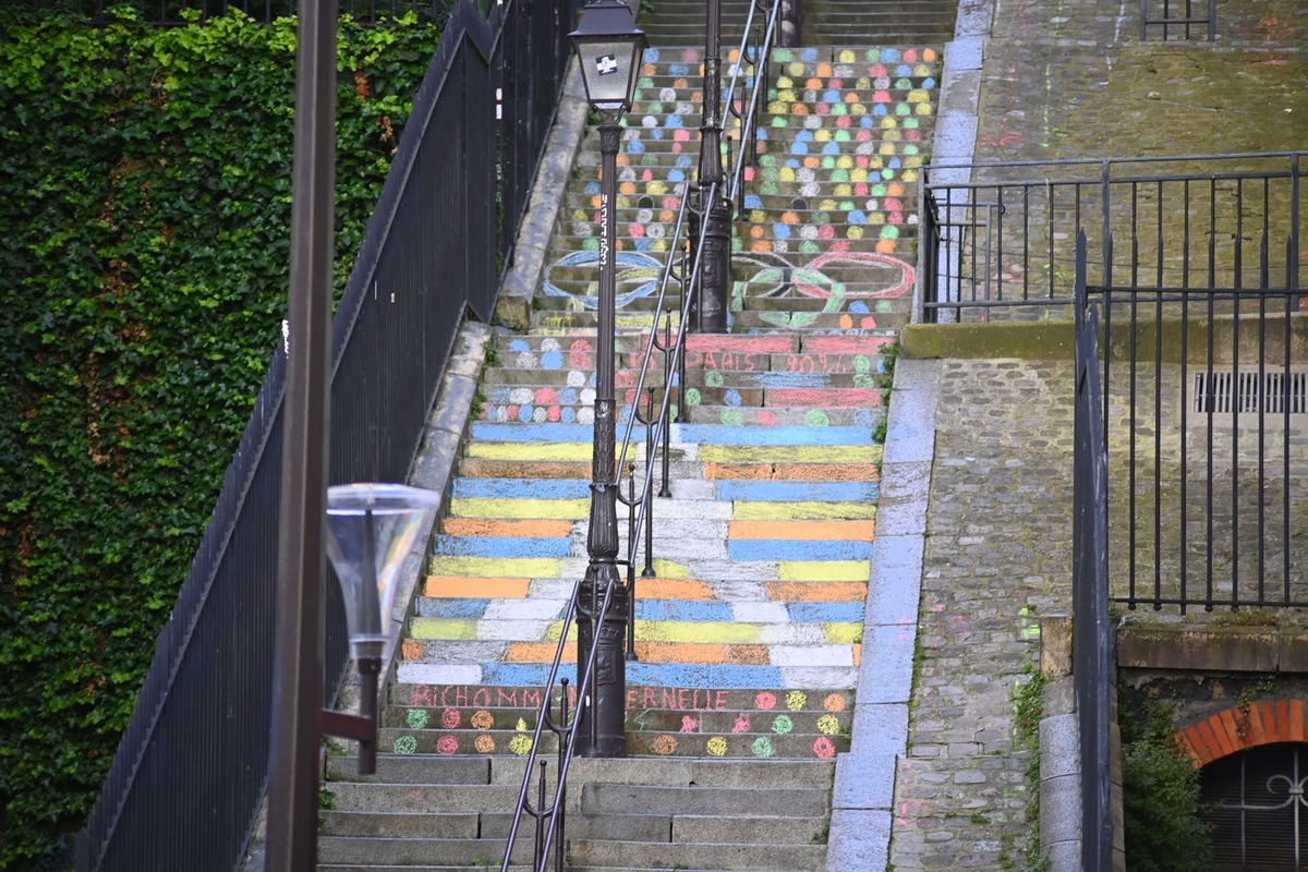 La tour Eiffel aux couleurs olympiques sur dessinée sur des escaliers