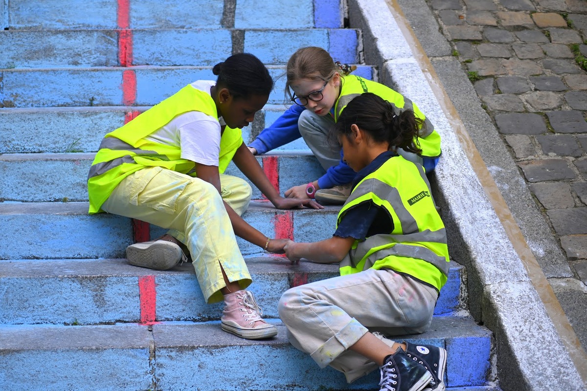 Des enfants colorient les marches de la Butte