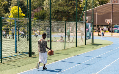 Un basketteur lors des Olympiades des arrondissements au centre sportif Charles Moureu 13e.