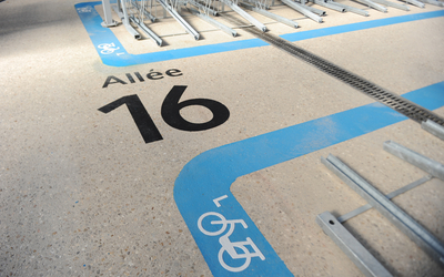Vue sur l'allée 16 du parking à vélo sécurisé de 1200 places a vu le jour à Gare du Nord.