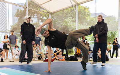 Démonstration de breakdance lors des olympiades des arrondissements au centre sportif Charles Moureu.