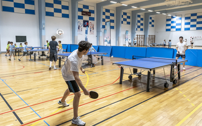 Personnes jouant au ping-pong